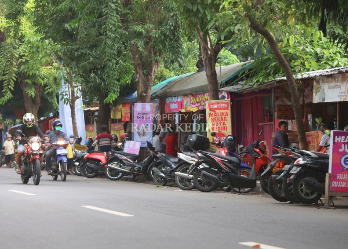 TERLARANG: Puluhan lapak semipermanen memenuhi trotoar Jl Joyoboyo. Para pedagang yang berjualan di sana diberi tenggat dua minggu untuk pindah.