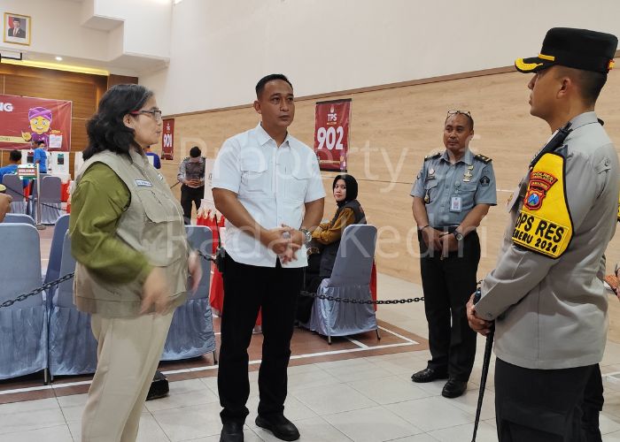 TPS LOKSUS: Pj Wali Kota Kediri Zanariah bersama frokompimda mengecek pencoblosan di Lapas IIA Kediri.