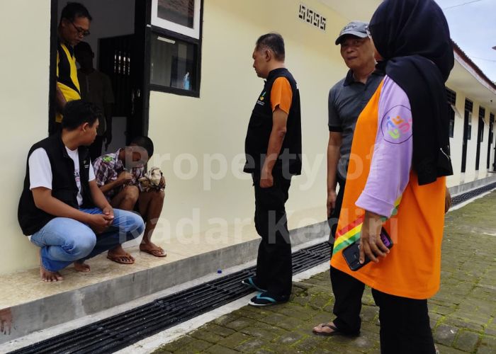 ODGJ: Petugas menenangkan penghuni barak penampungan Semampir yang sedang mengamuk.