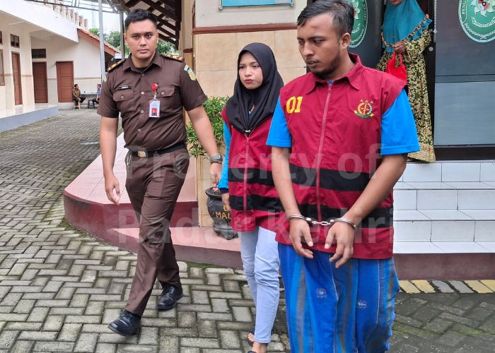 BUNUH ANAK: Pasutri menjadi terdakwa pembunuhan keluar sidang menuju ke tahanan sementara PN Kabupaten Kediri.