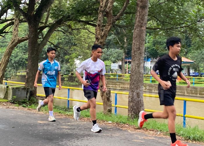 TEMPAT WISATA: Warga sedang berolahraga saat sore hari di Bendungan Waruturi Gampengrejo Kediri.