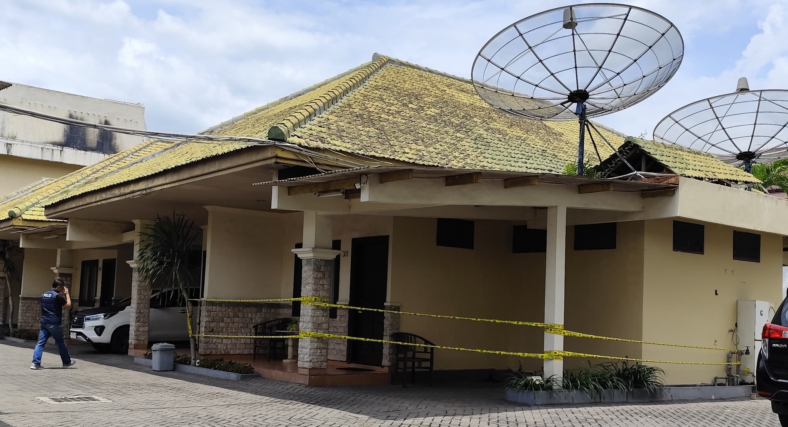 KORBAN MUTILASI: Polisi memasang garis polisi di hotel Adisurya yang diduga menjadi tempat pelaku mengeksekusi Uswatun Khasanah.