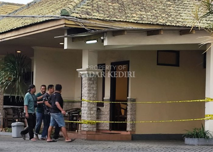 KEJI: Petugas Polda Jatim dan polres jajaran menggelandang terduga pelaku mutilasi Uswatun Hasanah di Hotel Adisurya Kediri Minggu siang (26/1).