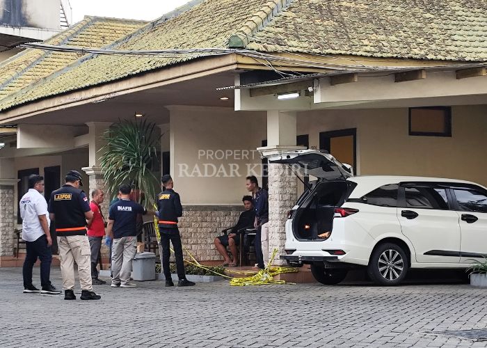 DALAMI KASUS: Polda Jatim menggelar olah TKP kasus mutilasi Uswatun Khasanah di Hotel Adisurya Kota Kediri.