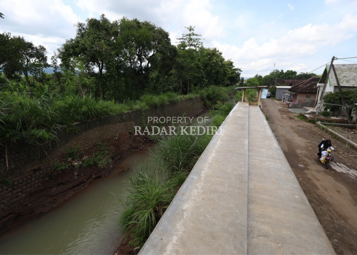 Pemkab Kediri selesai membangun tanggul yang ambrol pada November 2024 lalu hingga memicu banjir besar di Desa Bakalan, Grogol.