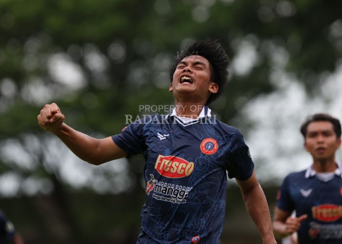 SELEBRASI: Pemain Persedikab Kediri merayakan gol saat laga 32 besar Liga 4.