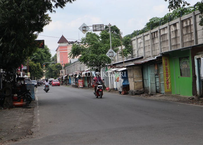 Lapak-lapak PKL di Jl Patiunus Kota Kediri yang menunggu penertiban.