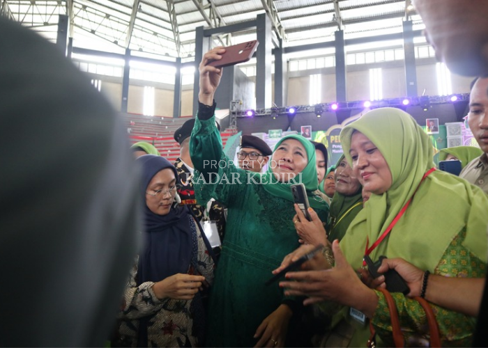 Ketua Umum Muslimat NU Khofifah Indar Parawansa saat berada di GOR Joyoboyo Kota Kediri.