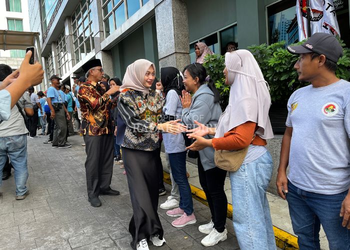 HANGAT Vinanda Prameswati dan Gus Qowimuddin Thoha menyalami pendukungnya usai KPU menetapkan mereka sebagai pemenang Pilkada Kota Kediri 2024 pada 9 Januari lalu.
