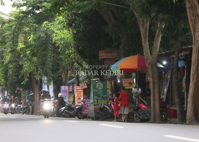 TERLARANG: Sejumlah lapak semipermanen yang berdiri di trotoar Jl Joyoboyo harus dikosongkan mulai 6 Februari nanti.