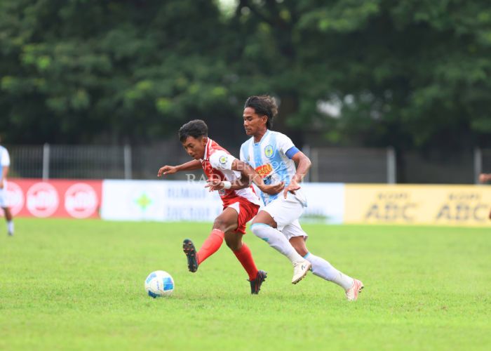 SIAP TEMPUR: Pemain Persedikab Kediri Martin Panji Mahesa Nugraha berduel dengan Pemain Persenga Nganjuk Nur Miftah Nasikin (kanan) saat berlaga di Stadion Canda Bhirawa Pare dalam laga 32 besar Liga