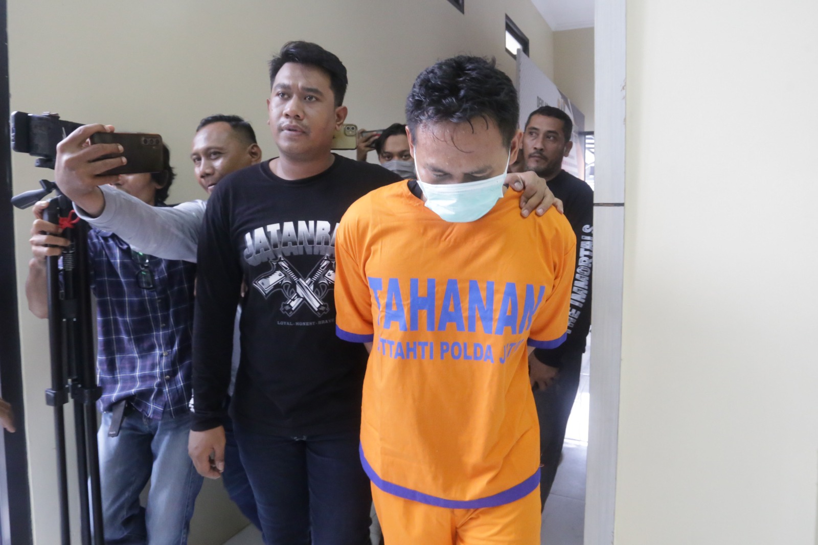 Press release : Polisi saat menunjukkan Antok, pelaku pembunuhan dan mutilasi Uswatun ke awak media pada Senin (27/1).