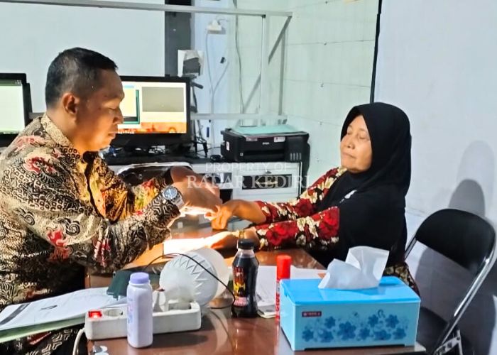 AGAL REKAM: Petugas melakukan pemindahan sidik jari calon jemaah haji (CJH)