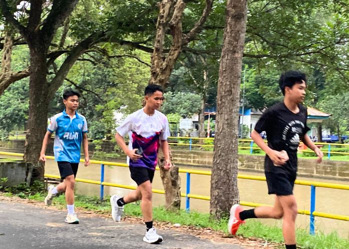 MAHAL: Tiga laki-laki saat menikmati sore dengan berolahraga lari di wisata Bendungan Gerak Waruturi, Desa Gampeng, Kecamatan Gampengrejo.