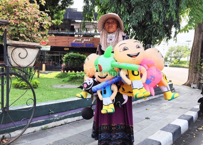 ULET: Rupiah menjual aneka balon di Jl Sudanco Supriadi, Kota Kediri. Keuntungan yang didapat digunakan untuk menguliahkan anak nya