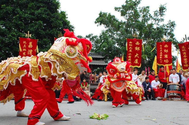 Petunjukan Barongsai yang menjadi tradisi Imlek.