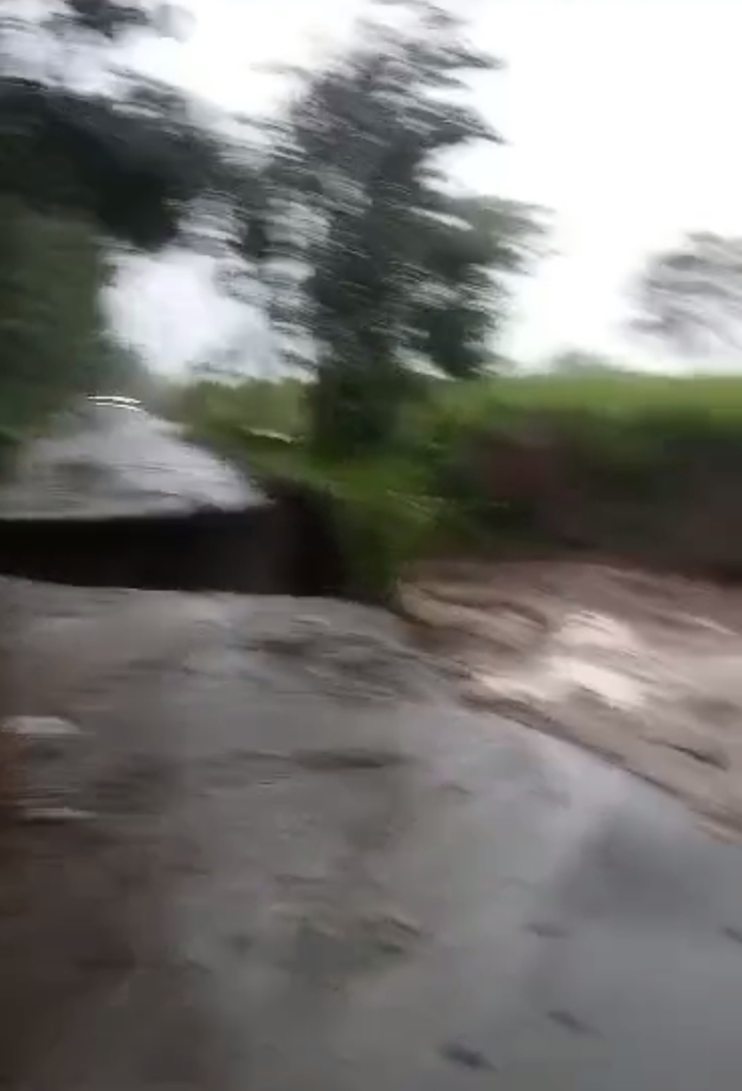 Akses jalan di Desa Sepawon, Kecamatan Plosoklaten, Kabupaten Kediri putus akibat banjir.
