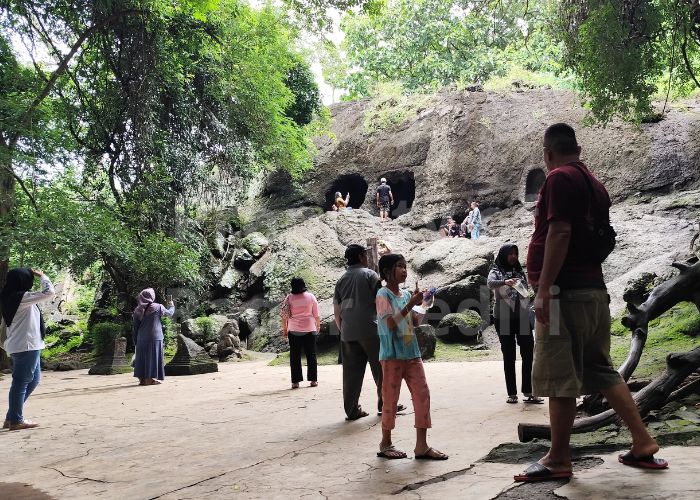GOA SELOMANGLENG: Pengunjung menikmati suasana di lokasi wisata sejarah andalan Kota Kediri.