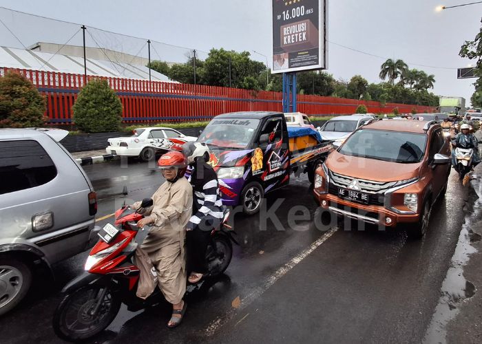 MACET: Kendaraan plat luar memadati perempatan Jongbiru, Kediri.