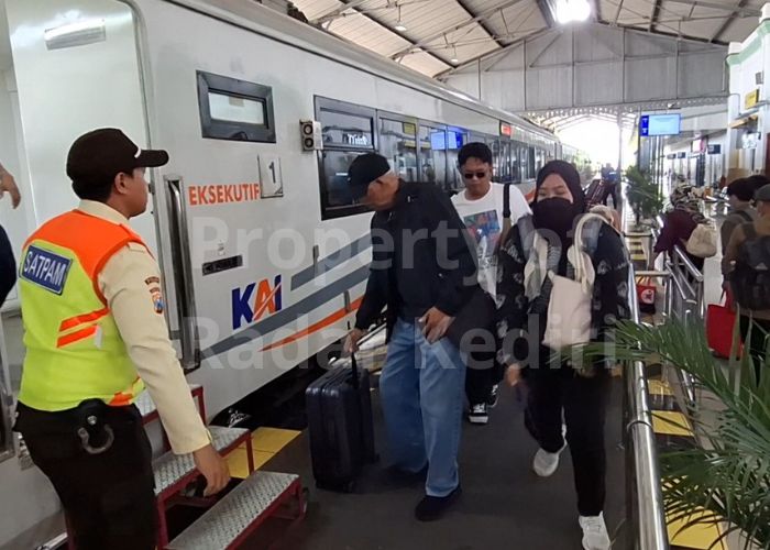 STASIUN KEDIRI: Penumpang KA melonjak saat libur panjang.