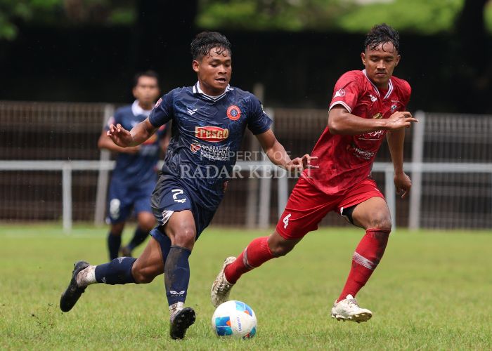 SENGIT: Pemain Persedikab Kediri saat bersua dengan Persiga di Stadion Canda Bhirawa Pare.