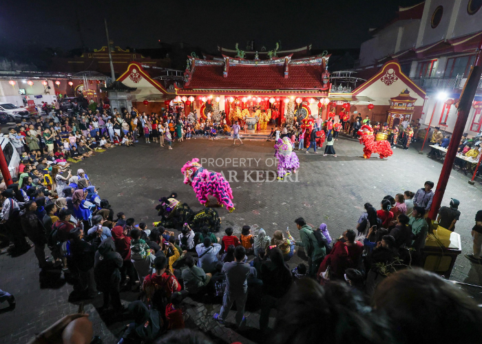 Pertunjukan barongsai di halaman Kelenteng Tjoe Hwie Kiong Kota Kediri.