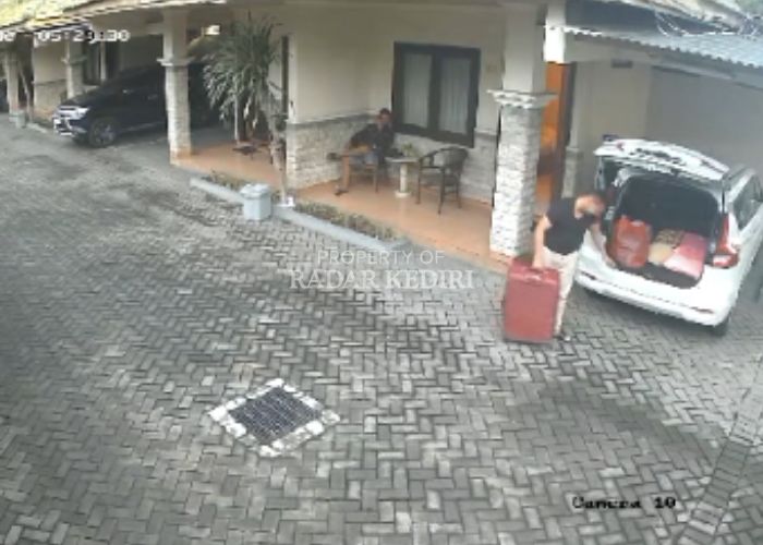 MENUNGGU DI LUAR: MAM terlihat duduk di kursi teras kamar Hotel Adisurya saat Antok menaikkan koper ke bagasi mobil Suzuki Ertiga milik Uswatun Hasanah, yang kemudian dijual oleh Antok.