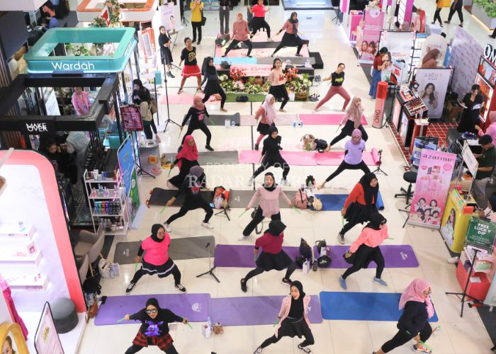 SENSASI BARU: Sejumlah peserta mengikuti olahraga poundfit di atrium Kediri Town Square. Pada Kamis (9/2) acara dalam rangkaian Kediri Beauty Fest 2025 itu akan kembali digelar di tempat yang sama.