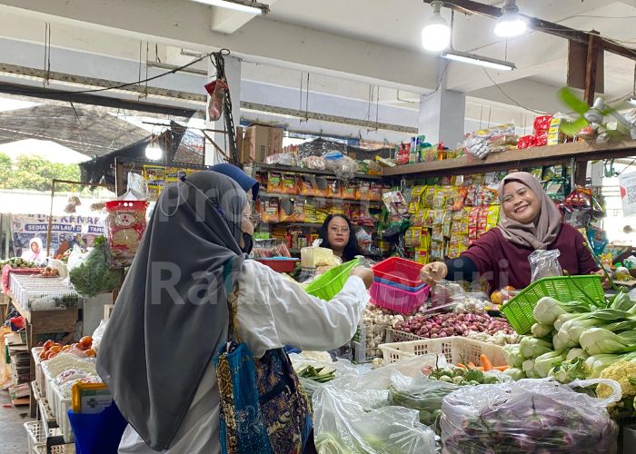 LUDES: Pedagang pasar Setonobetek Kota Kediri kehabisan stok sayur lobak selama momen Imlek.