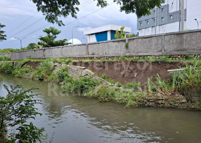 PLENGSENGAN SUNGAI PARON: Ambrol lagi setelah diguyur hujan lebat.
