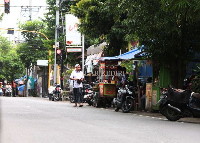 SEGERA DIBONGKAR: Sejumlah PKL masih membuka lapaknya di Jl Patiunus Kota Kediri. Mulai 6 Februari nanti lapak ilegal itu akan dibongkar.