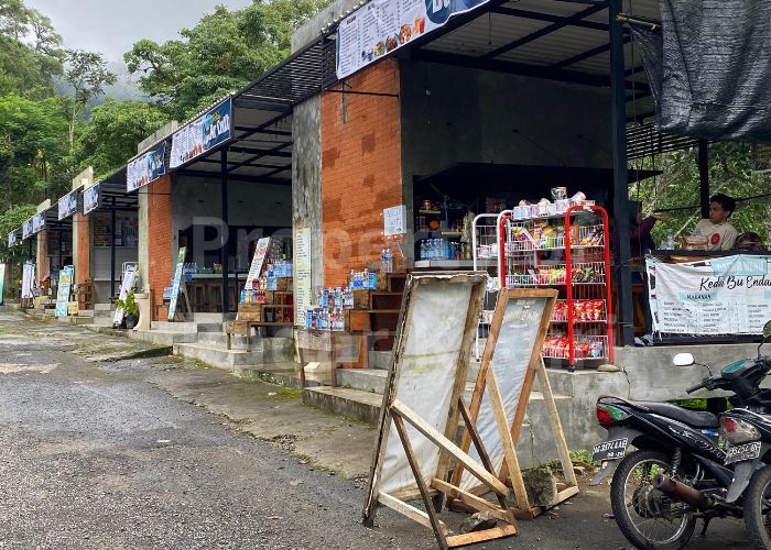 WISATA AIR TERJUN DOLO KEDIRI: Seorang pedagang makanan dan minuman sedang menunggu pelanggan yang tak kunjung datang.