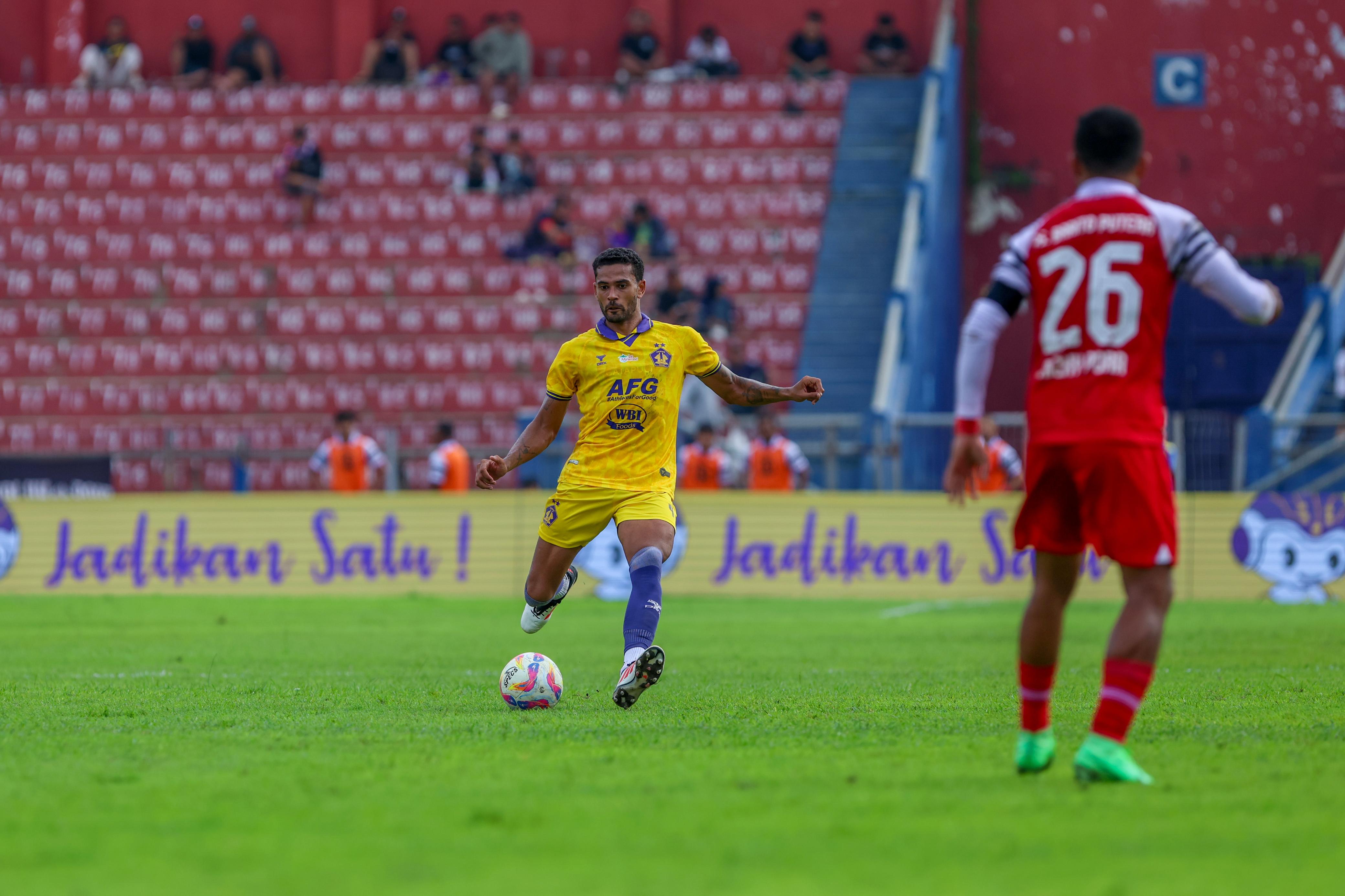 BERBAGI ANGKA: Bek Persik Kediri Brendon Lucas berlaga kontra PS Barito Putera di Stadion Brawijaya.