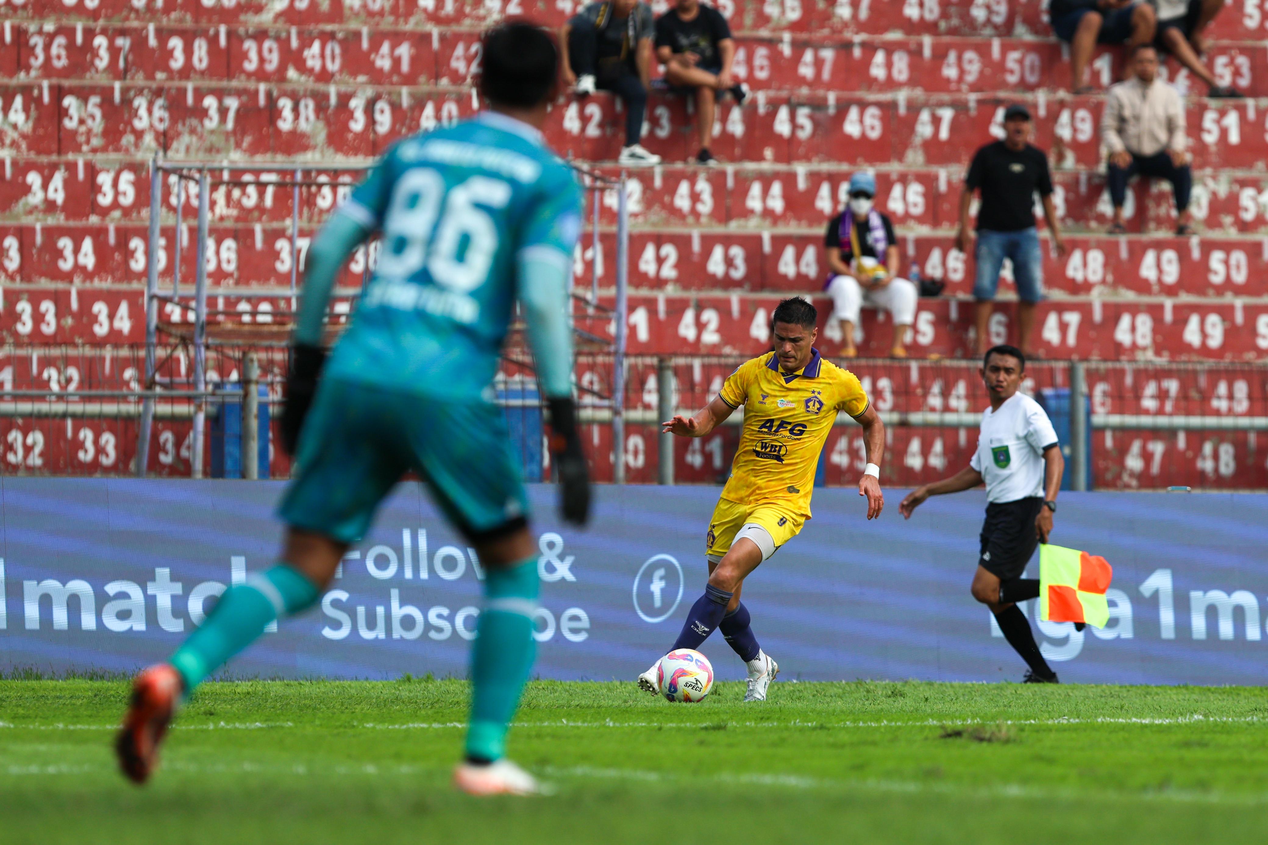 TERTINGGAL: Striker Persik Kediri Ramiro Fergonzi belum bisa menjebol gawang PS Barito Putera di babak pertama.