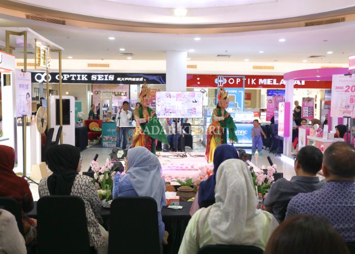 MERIAH: Pengunjung KBF 2024 menyaksikan pentas tari yang sela-sela acara. Dalam event 5-9 Februari nanti panitia juga menyiapkan banyak supporting event yang tak kalah menarik.