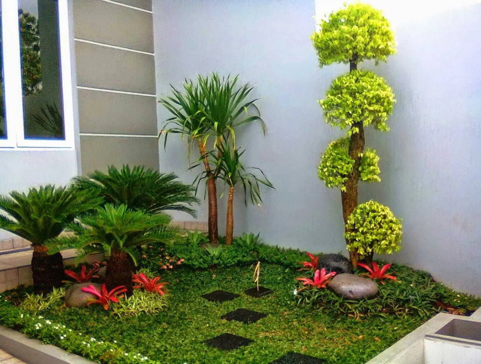 Taman di halaman rumah menjadikan suasana lebih asri dan estetik.