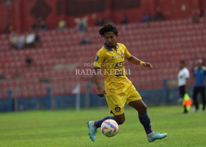 BERAKSI: Riyatno Abiyoso saat laga Persik Kediri kontra PS Barito Putera.