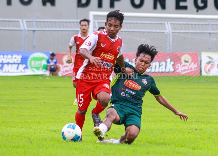 SENGIT: Pemain Persedikab Kediri berduel dengan pemain Mitra Surabaya di Stadion Diponegoro, Banyuwangi.