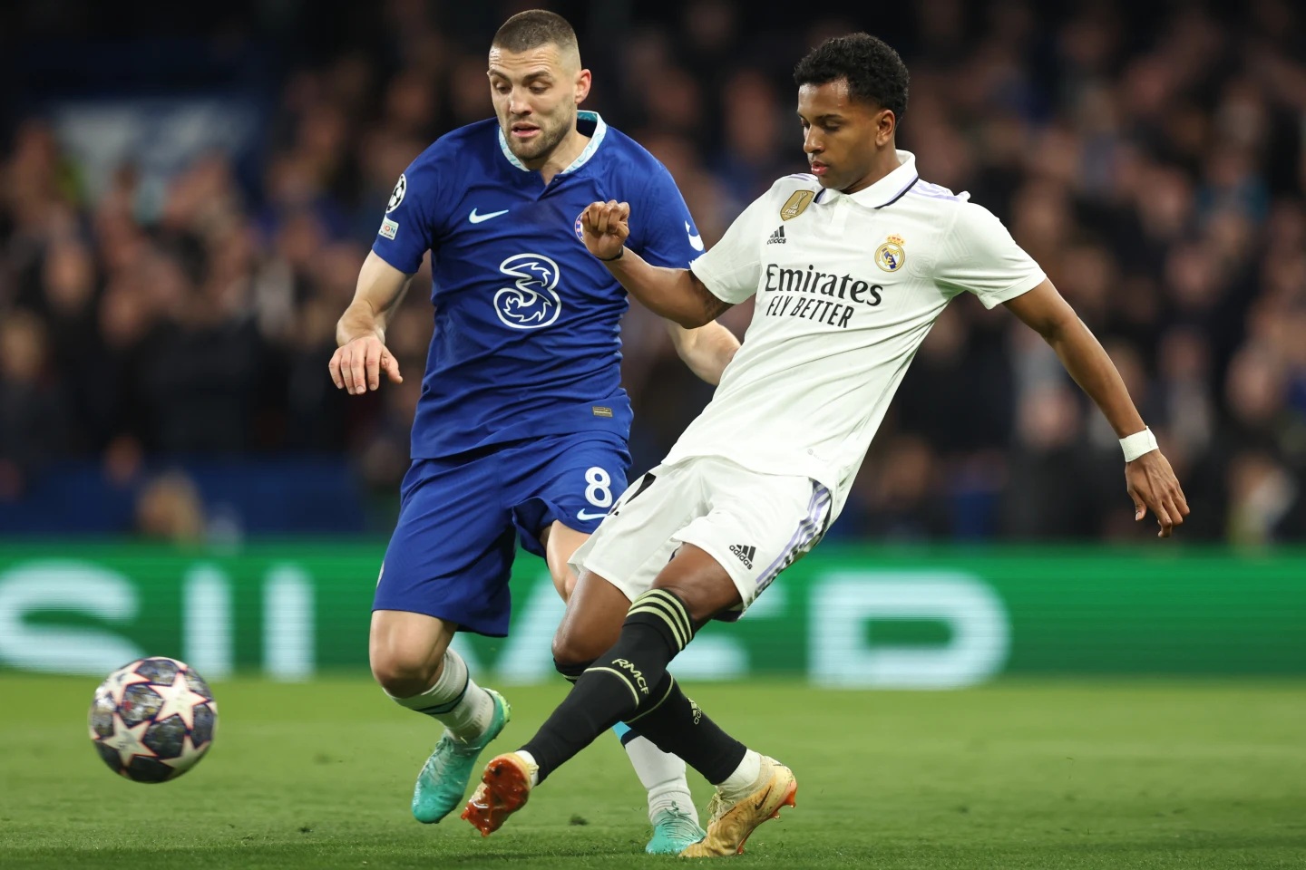 Real Madrid saat berhadapan melawan Chelsea di Stamford Bridge dengan kaus kaki warna hitam.