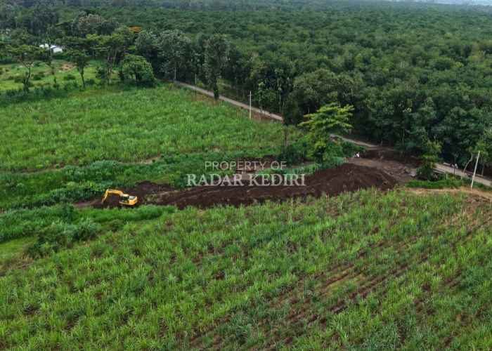 Satu unit ekskavator dari Dinas PUPR Kabupaten Kediri memulai pembuatan sudetan untuk mengubah arus air agar tidak lagi merusak fondasi jalan di Desa Sepawon, Plosoklaten.