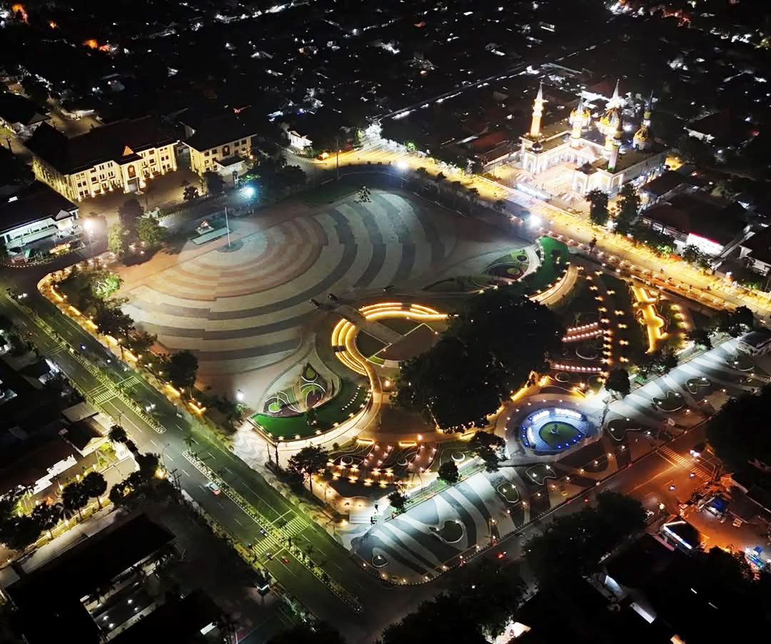 Potret Alun-alun Toeban (Tuban) diatas udara saat malam hari.
