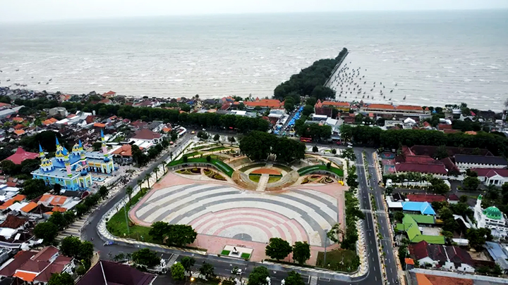 Potret Alun-alun Toeban (Tuban) dari atas udara.
