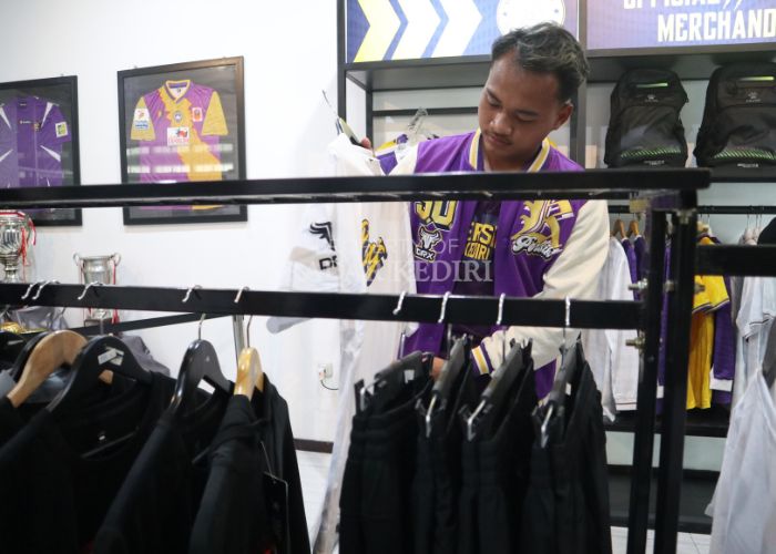 TOKO BARU: Kiper Persik Kediri Husna Al Malik melihat-lihat isi Persik Store Official di Jalan PK Bangsa 46 Kediri.