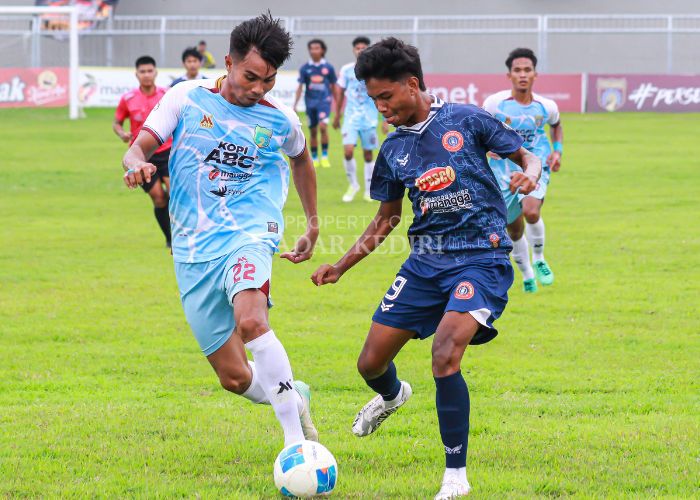 TUMBANG: Pemain Persedikab berduel dengan pemain Persewangi di Stadion Diponegoro Banyuwangi.