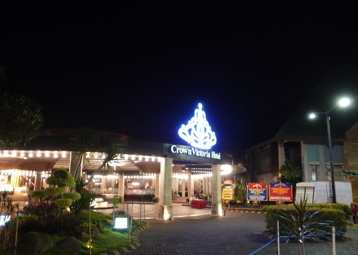 Crown Victoria Hotel Tulungagung di malam hari.