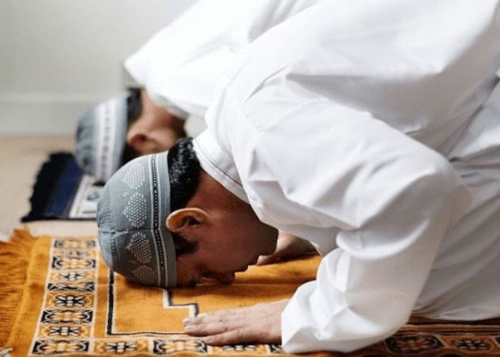Ilustrasi sholat mutlak Rabu Wekasan 2026