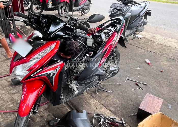 Pengerjaan tune up pada sepeda motor.