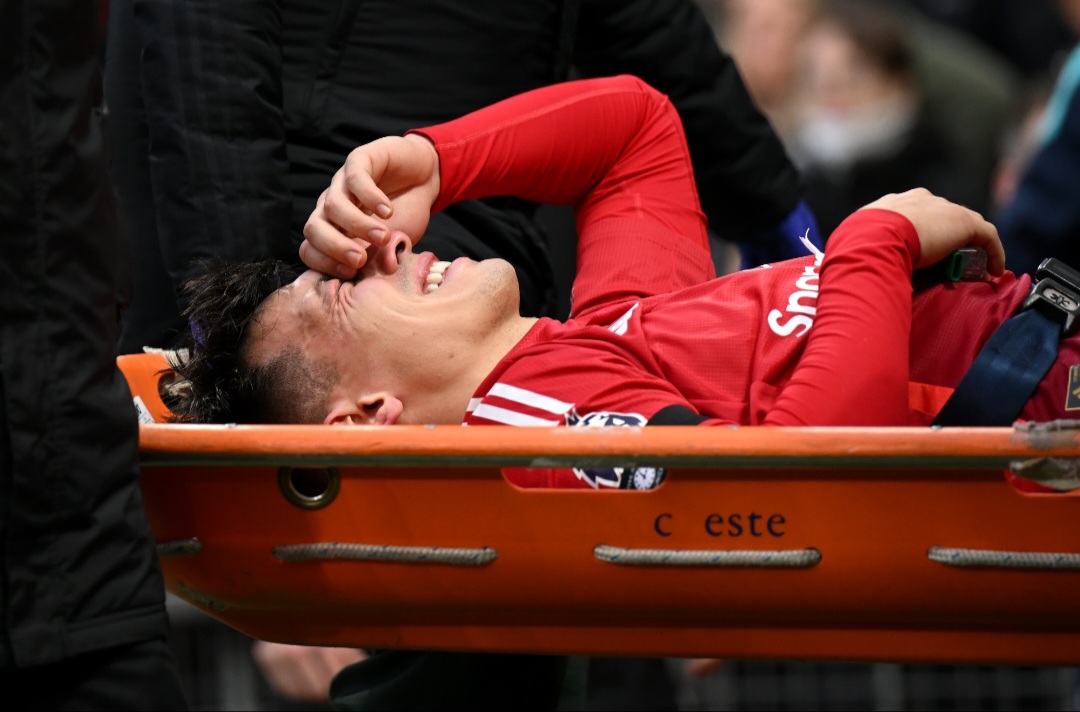 CEDERA: Lisandro Martinez ditandu ke luar usai mendapati cedera di laga MUFC kontra Crystal Palace.