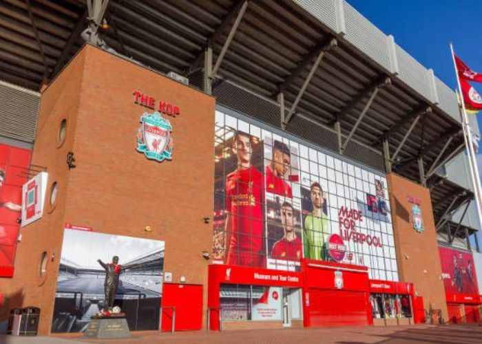 Stadion Anfield milik Liverpool FC yang sangat terkenal.