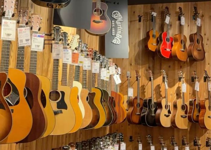Deretan gitar yang bisa dibeli dengan harga terjangkau.